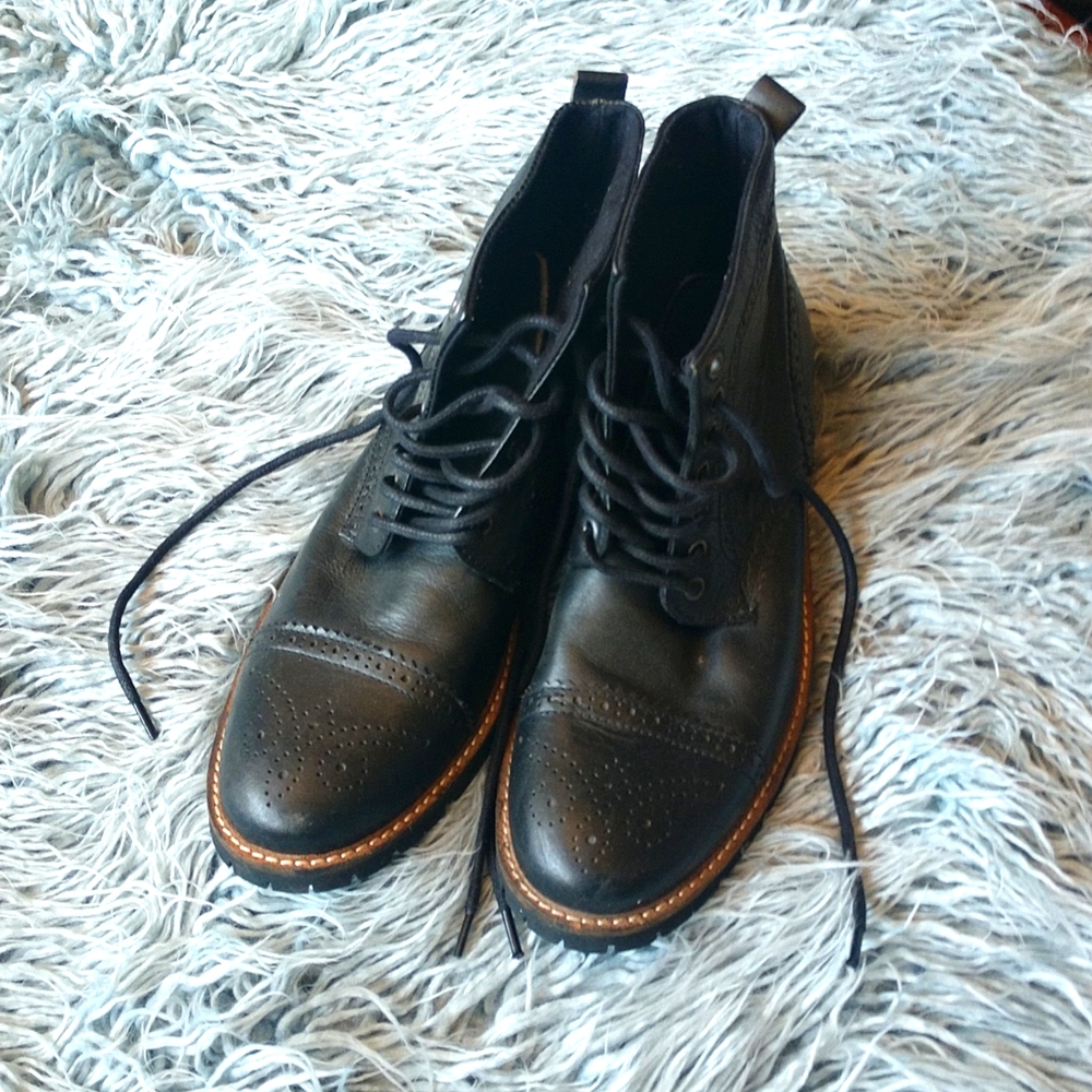 Like new mens black boots size 8